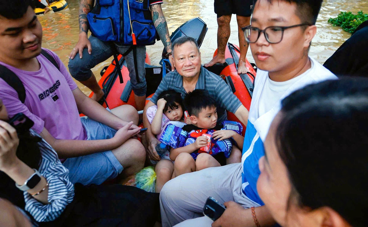 Nhóm thiện nguyện của anh Việt Anh kịp thời cứu người dân bị nước lũ cô lập