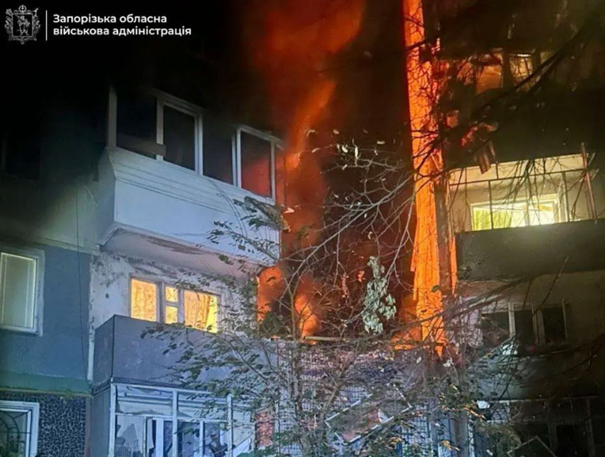 Một tòa nhà bốc cháy sau vụ tấn công của Nga. Ảnh: Ivan Fedorov/Telegram