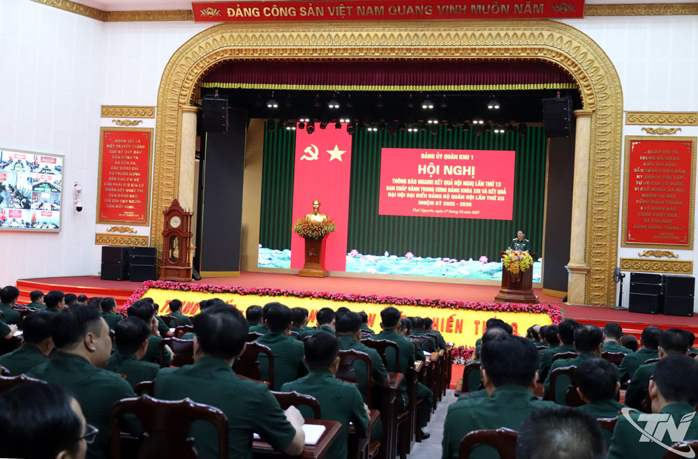 Hội nghị trực tuyến với 15 điểm cầu của các đơn vị trực thuộc Quân khu.