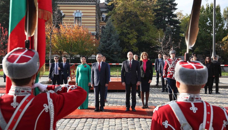Tổng thống Cộng hòa Bulgaria Rumen Radev và Phu nhân chủ trì Lễ đón Tổng Bí thư Tô Lâm và Phu nhân cùng đoàn đại biểu cấp cao Việt Nam thăm chính thức Bulgaria.