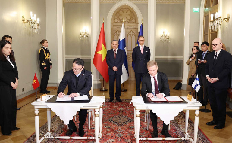 Tổng Bí thư Tô Lâm và Tổng thống Phần Lan Alexander Stubb chứng kiến lễ ký Biên bản ghi nhớ giữa Bộ Tài chính Việt Nam và Bộ Ngoại giao Phần Lan về việc hỗ trợ và thúc đẩy công tác chuẩn bị và triển khai các dự án được tài trợ theo Chương trình đầu tư công (PIF) của Phần Lan.