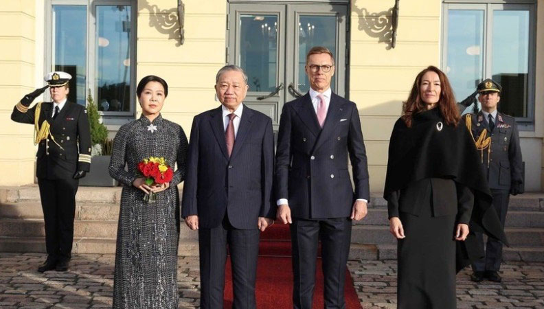 Tổng thống Cộng hòa Phần Lan Alexander Stubb và Phu nhân chủ trì Lễ đón chính thức Tổng Bí thư Tô Lâm và Phu nhân thăm chính thức Cộng hòa Phần Lan. Ảnh: TTXVN