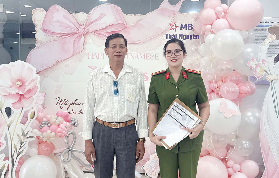 Đại úy Hoàng Thị Anh Thuyên trả lại toàn bộ số tiền 200.000.000 đồng cho ông Phạm Văn Dậu (người chuyển nhầm).