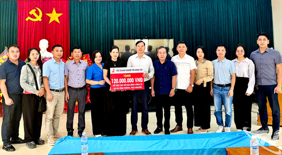 Hội Doanh nhân tỉnh Hưng Yên kết hợp với Hội Doanh nhân trẻ tỉnh Bắc Kạn (cũ) trao quà ủng hộ cho đại diện địa phương