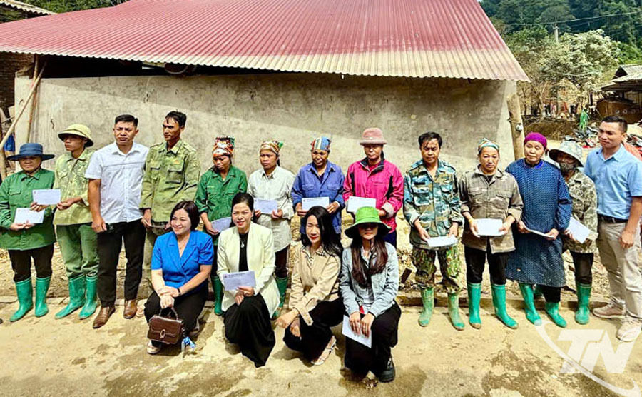 Bà con xã Vĩnh Thông nhận quà từ các mạnh thường quân