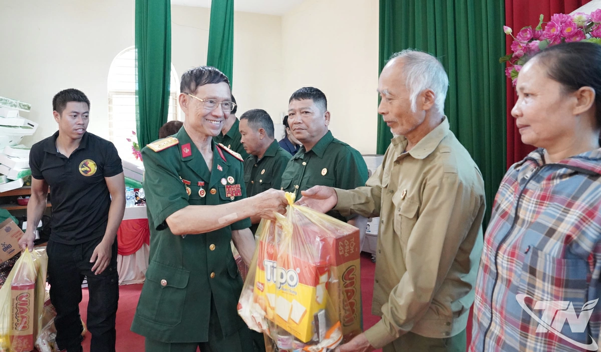 Đại diện Ban liên lạc CCB Đại đoàn 305 dù – đặc công trao quà hỗ trợ các cựu chiến binh phường Gia Sàng bị thiệt hại do mưa lũ.