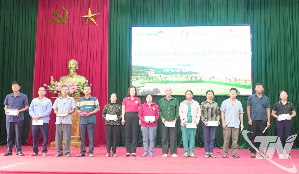 Hội Chữ thập đỏ tỉnh trao tiền hỗ trợ cho các hộ dân ở xã Kha Sơn.