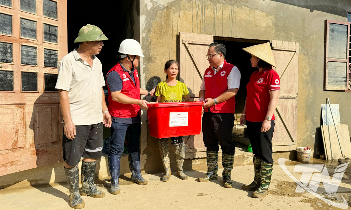 Đại diện Hội Chữ thập đỏ Việt Nam trao quà hỗ trợ gia đình ông Nguyễn Văn Lan, hộ cận nghèo, ở tổ 10, phường Quan Triều.