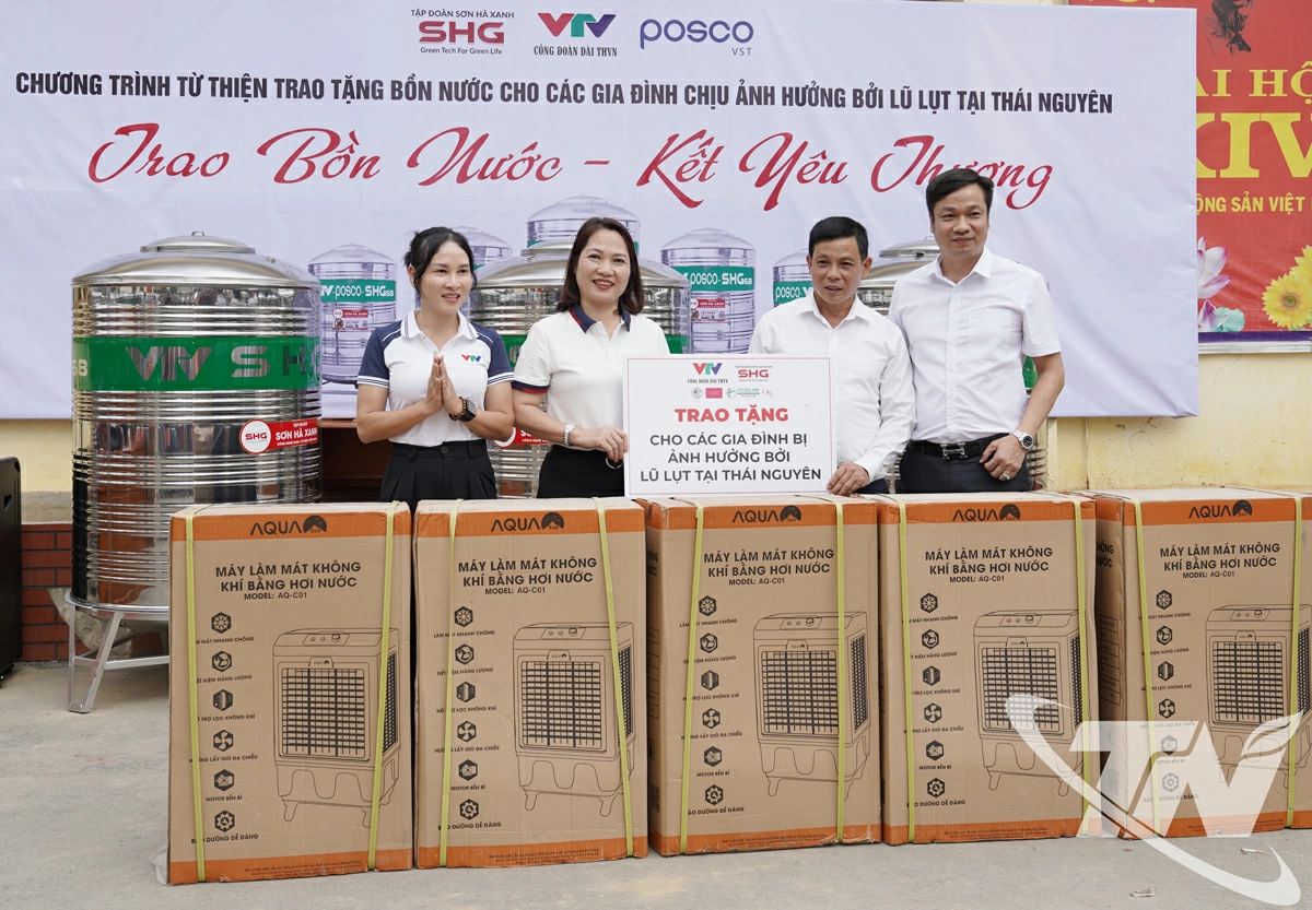 Lãnh đạo Công ty Posco VST trao quà hỗ trợ người dân phường Linh Sơn.