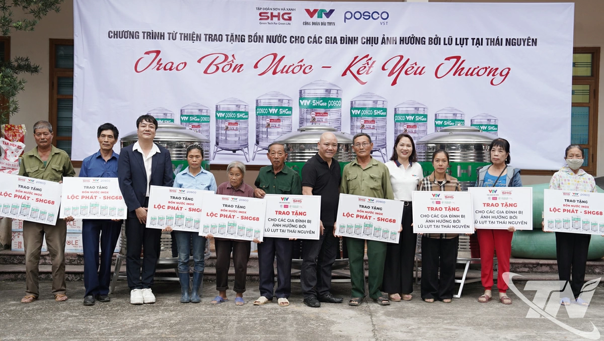 Lãnh đạo Tập đoàn Sơn Hà Xanh trao quà hỗ trợ người dân phường Gia Sàng.