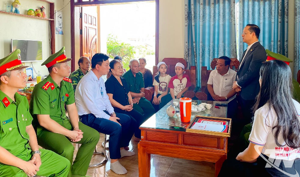 Đoàn công tác của Hiệp hội PCCC và CNCH Việt Nam tri ân, thăm hỏi và tặng quà gia đình đồng chí Phan Văn Thành.