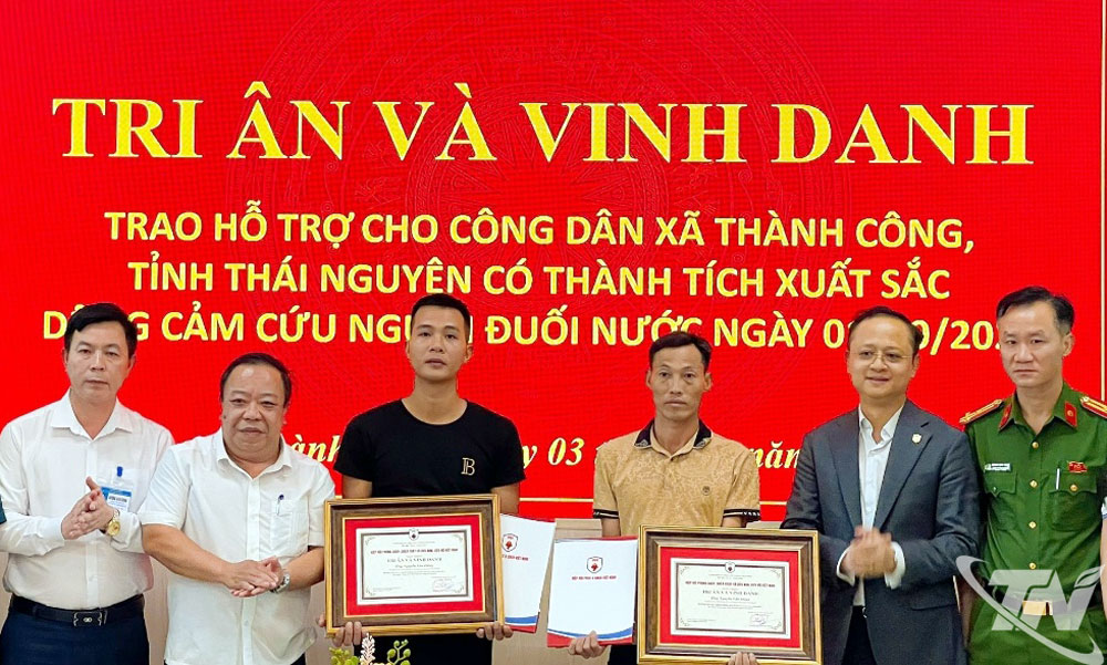 Ông Nguyễn Đỗ Tùng Cương, Chủ tịch Hiệp hội PCCC và CNCH Việt Nam, Thượng tá Hoàng Minh Hoan - Phó trưởng phòng Cảnh sát PCCC và CNCH trao tặng Bằng khen của Hiệp hội PCCC và CNCH cho 2 công dân Nguyễn Văn Đoán và Nguyễn Văn Dũng.