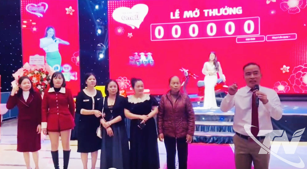 Khách hàng tham dự Lễ mở thưởng tại chương trình.