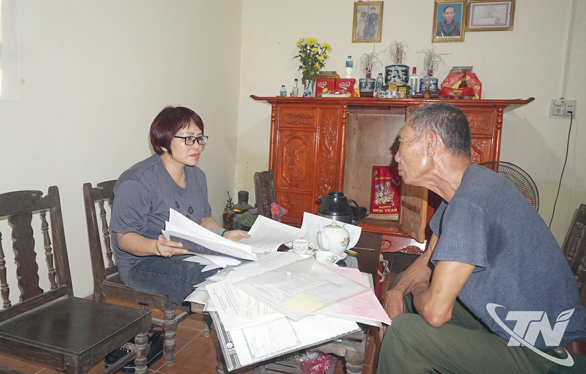 Trợ giúp viên pháp lý Nguyễn Thị Dung trao đổi,
hướng dẫn và trợ giúp ông Nguyễn Công Trung
trên hành trình đi đòi quyền lợi.