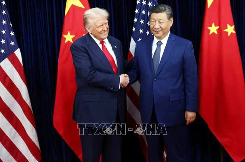 Tổng thống Mỹ Donald Trump (trái) trong cuộc gặp Chủ tịch Trung Quốc Tập Cận Bình tại Busan, Hàn Quốc ngày 30/10/2025. Ảnh: REUTERS/TTXVN