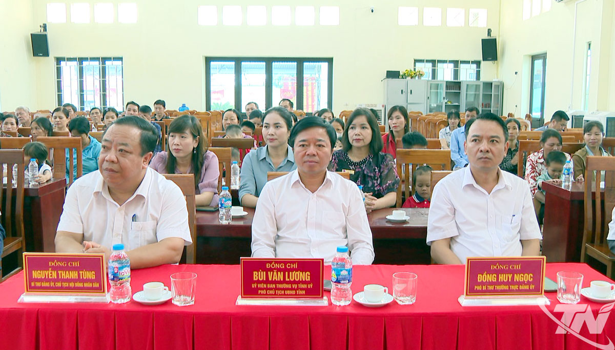 Đồng chí Bùi Văn Lương, Uỷ viên Ban Thường vụ Tỉnh uỷ, Phó Chủ tịch UBND dự lễ trao quà