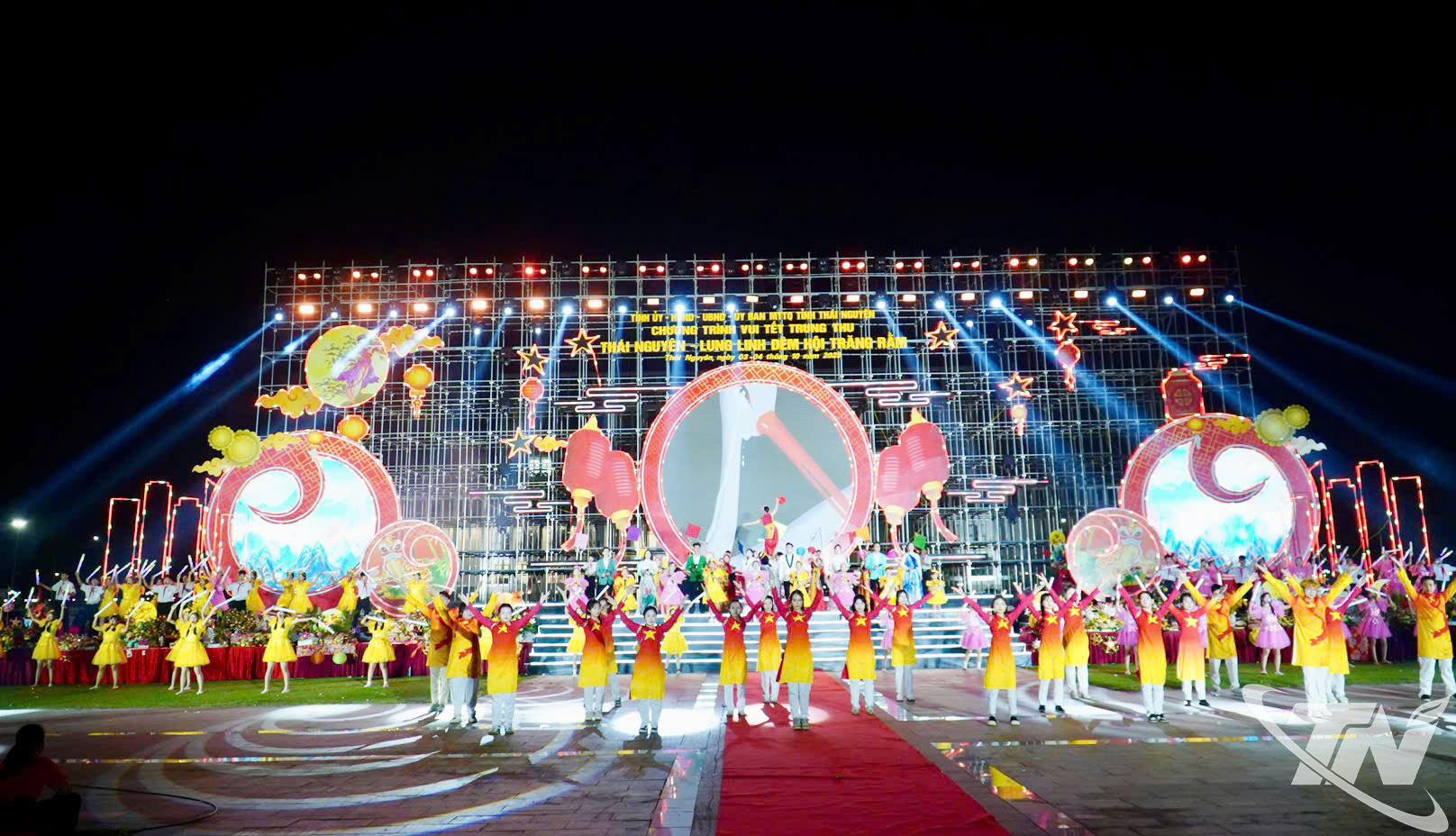 Không khí rộn ràng của Chương trình tại Quảng trường Vạn Xuân.