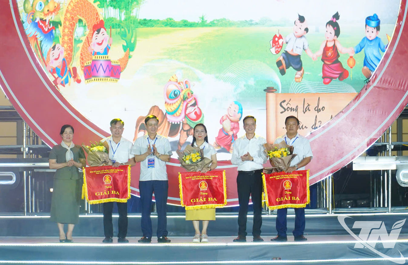 Trao giải cho đại diện các đội có mô hình đèn Trung thu xuất sắc.