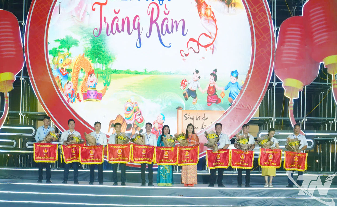 Trao giải cho đại diện các đội có mô hình đèn Trung thu xuất sắc.