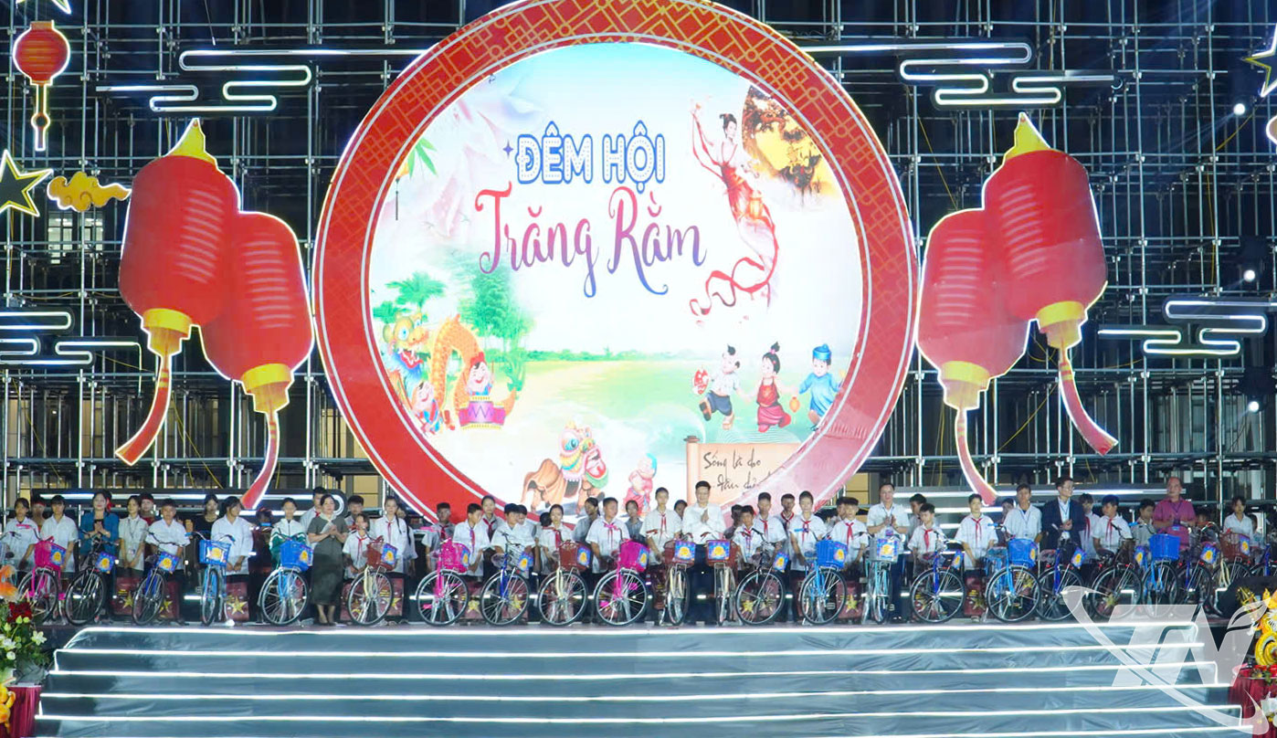 Các đồng chí lãnh đạo tỉnh trao tặng xe đạp cho học sinh có hoàn cảnh khó khăn tại các xã, phường phía Nam.