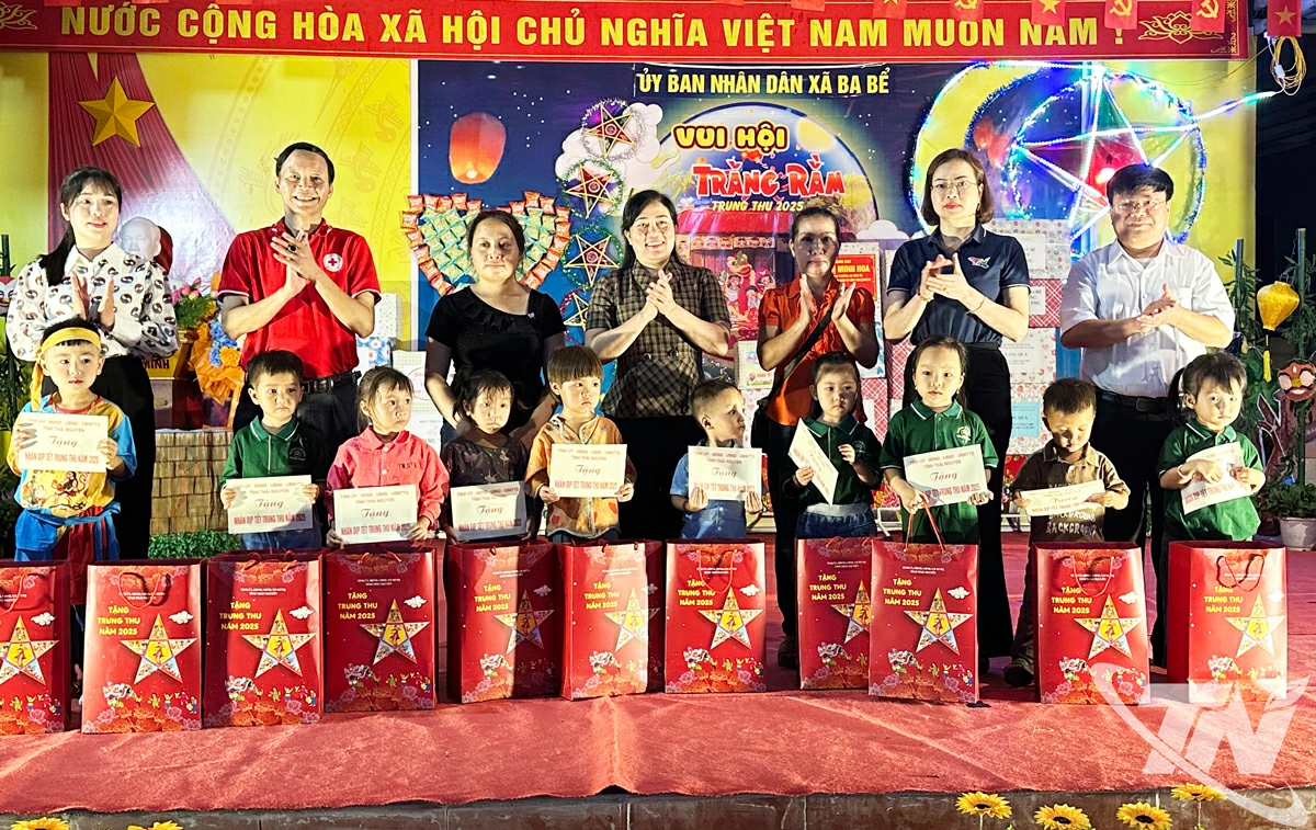 tặng quà cho các cháu thiếu nhi có hoàn cảnh khó khăn, học giỏi của xã.