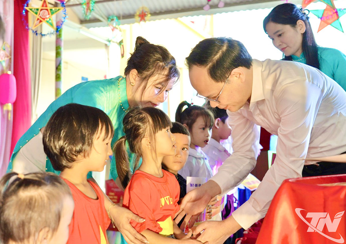 Đồng chí Nguyễn Linh, Phó Chủ tịch UBND tỉnh trao quà cho các em học sinh có hoàn cảnh khó khăn trên địa bàn xã Văn Hán.