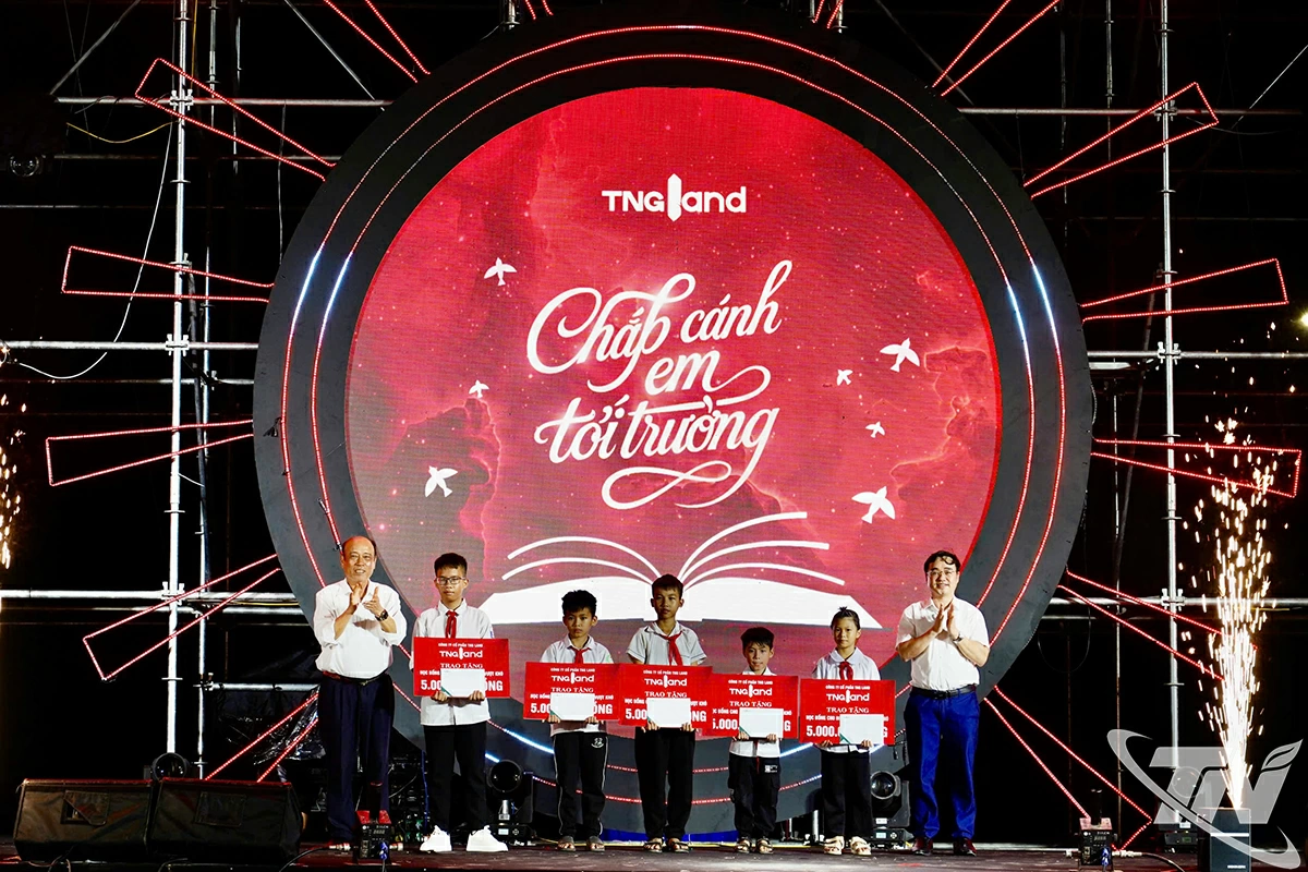 Công ty Cổ phần TNG Land trao tặng 10 suất học bổng “Chắp cánh em tới trường”, tổng giá trị 50 triệu đồng, dành cho các em học sinh nghèo vượt khó thuộc phường Vạn Xuân và phường Phổ Yên.