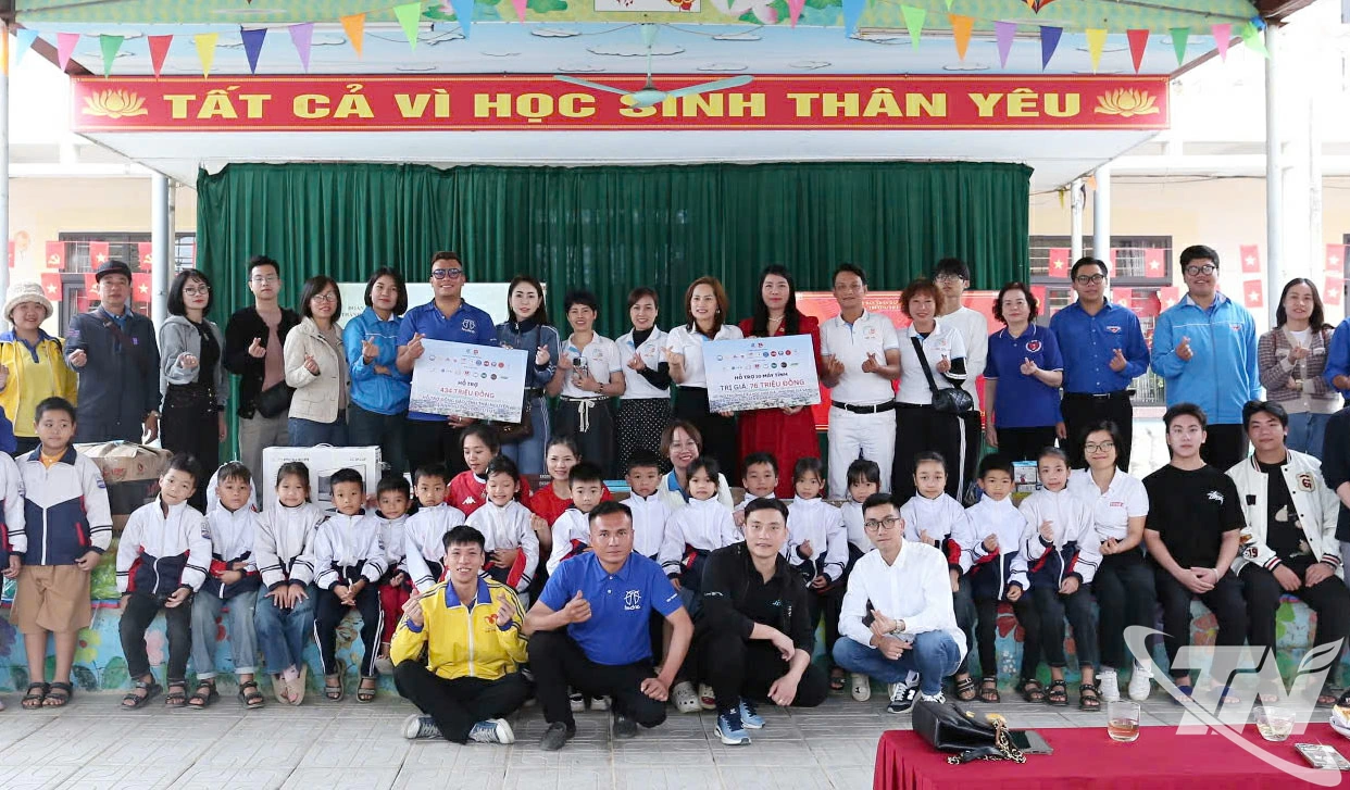 Đoàn thiện nguyện tuổi trẻ thành phố Hải Phòng trao máy tính tặng Trường Tiểu học Cam Giá.