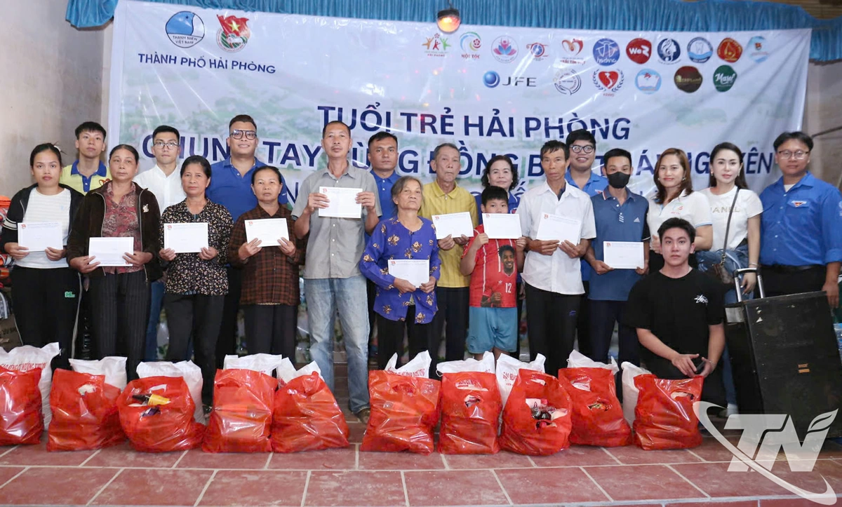 Đoàn tặng quà người dân bị ảnh hưởng bởi thiên tai ở xã Phú Bình.