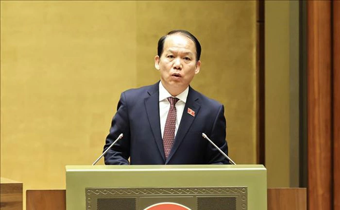 Chủ nhiệm Uỷ ban Pháp luật và Tư pháp của Quốc hội Hoàng Thanh Tùng trình bày Báo cáo thẩm tra về dự án: Luật Hàng không dân dụng Việt Nam (sửa đổi); Luật Viên chức (sửa đổi).