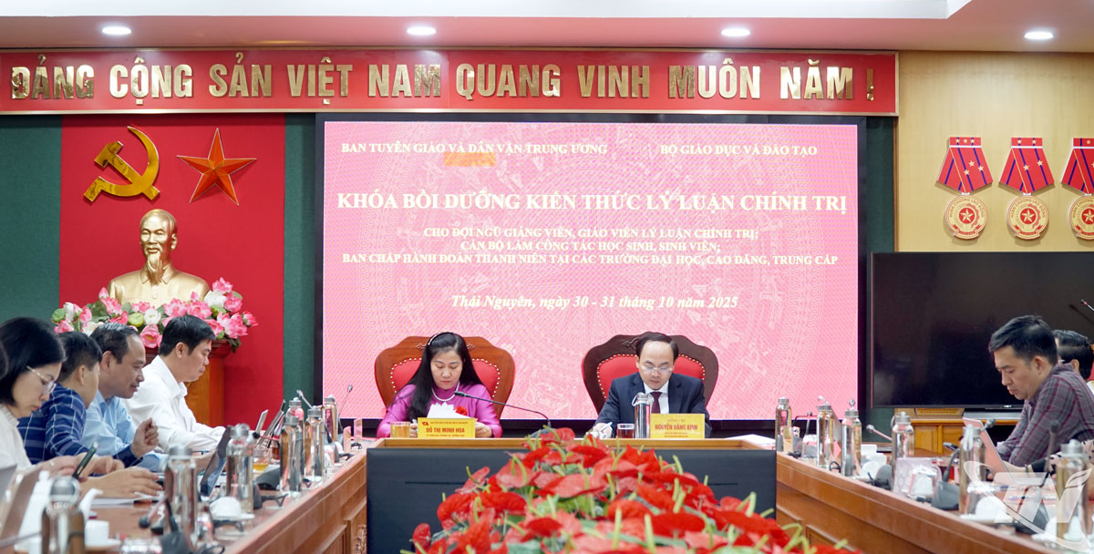 Các đồng chí: Nguyễn Đăng Bình, Phó Bí thư Thường trực Tỉnh ủy, Chủ tịch HĐND tỉnh; Đỗ Thị Minh Hoa, Ủy viên Ban Thường vụ, Trưởng ban Tuyên giáo và Dân vận Tỉnh ủy dự khoá bồi dưỡng tại điểm cầu Thái Nguyên