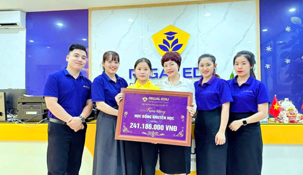 Trao tặng học bổng khuyến học cho em Đào Phương Quỳnh - học viên bị ảnh hưởng nặng nề do bão Yagi.