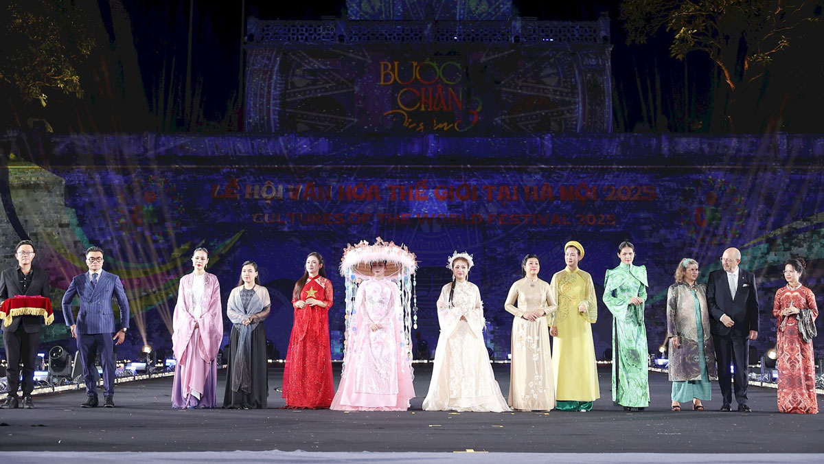 Ban tổ chức thực hiện đấu giá 5 bộ trang phục đẹp nhất trong chương trình Bước chân di sản để quyên góp ủng hộ đồng bào bị chịu ảnh hưởng bởi bão, lũ. Ảnh: BTC
