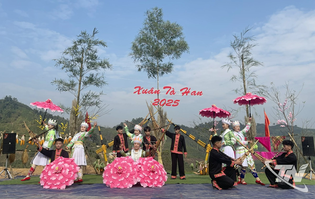 Nét đặc sắc trong văn hóa của đồng bào DTTS trở thành điểm nhấn của du lịch cộng đồng (Trong ảnh: Đội văn nghệ thôn Tà Han, xã Nam Cường)