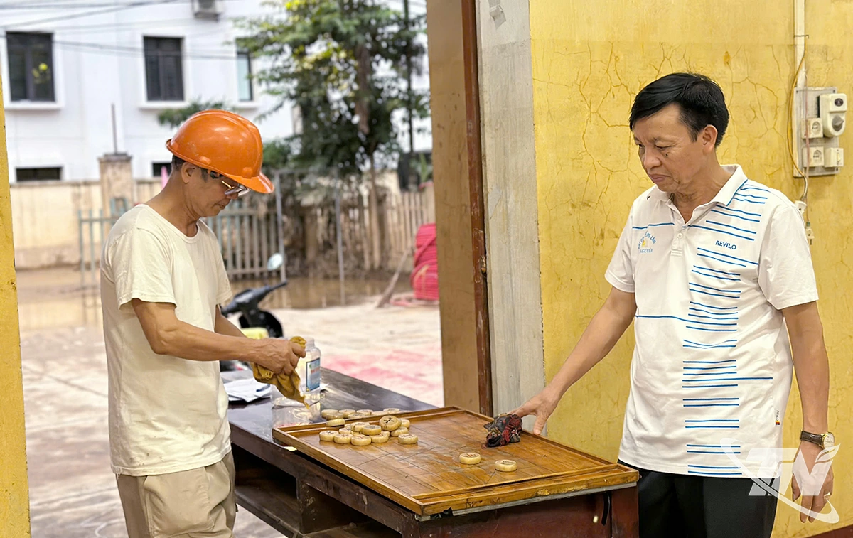 Người dân lau lại các quân cờ tướng trong Nhà văn hóa tổ 108, phường Phan Đình Phùng, chuẩn bị cho sinh hoạt trở lại.