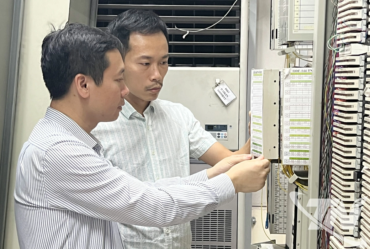 Cán bộ VNPT Thái Nguyên kiểm tra các thiết bị, hạ tầng của đơn vị.