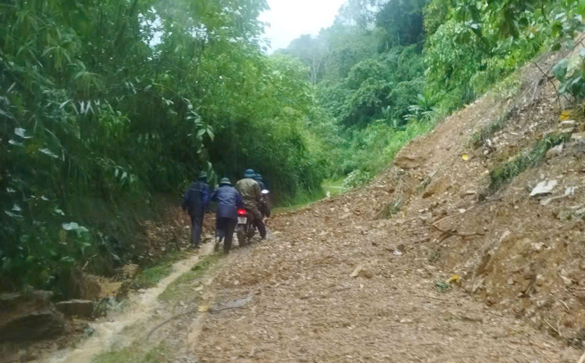 Đất đá sạt lở khiến giao thông qua địa bàn xã Vĩnh Thông bị chia cắt.
