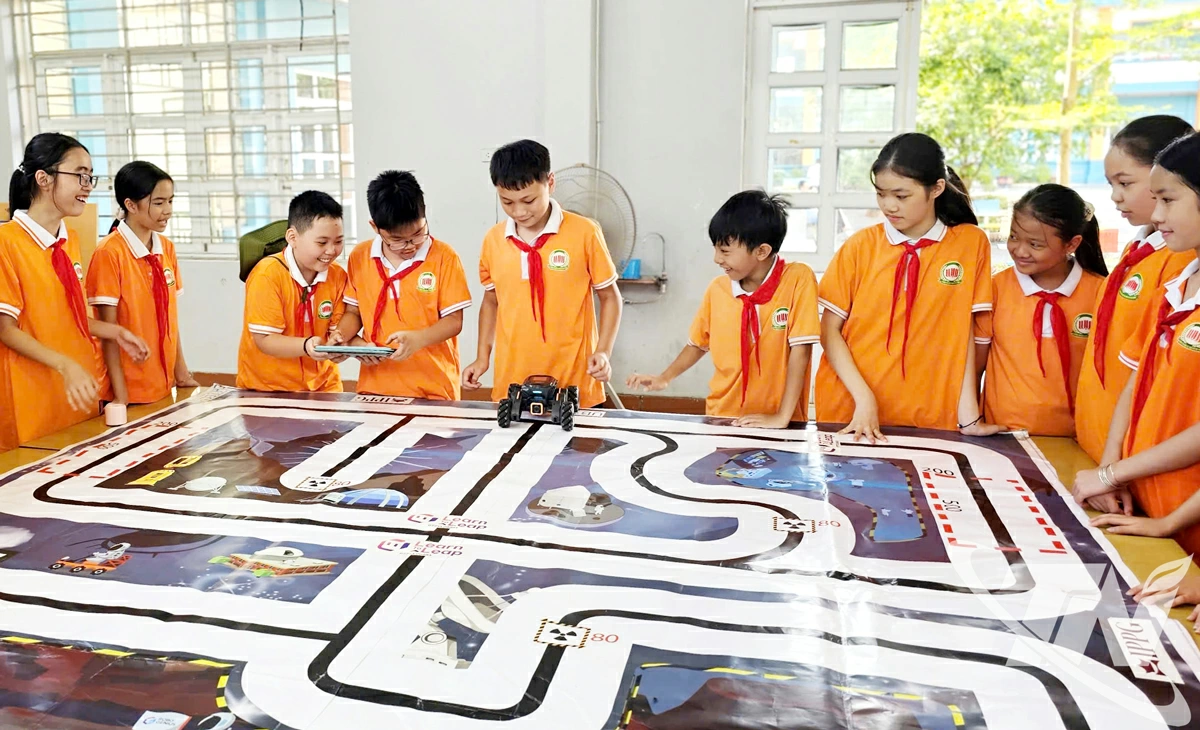 Học sinh Trường Tiểu học và THCS 915 Gia Sàng tham gia hoạt động trải nghiệm, ứng dụng STEM và sáng tạo Robotics trong học tập. Ảnh: Q.H
