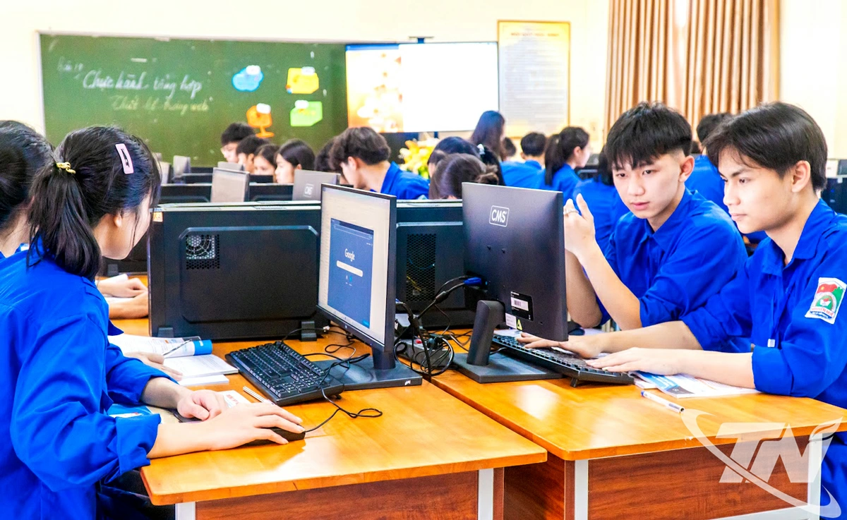 Học sinh Trường THPT Nguyễn Huệ ứng dụng trí tuệ nhân tạo (AI) để thực hành xây dựng, thiết kế website.