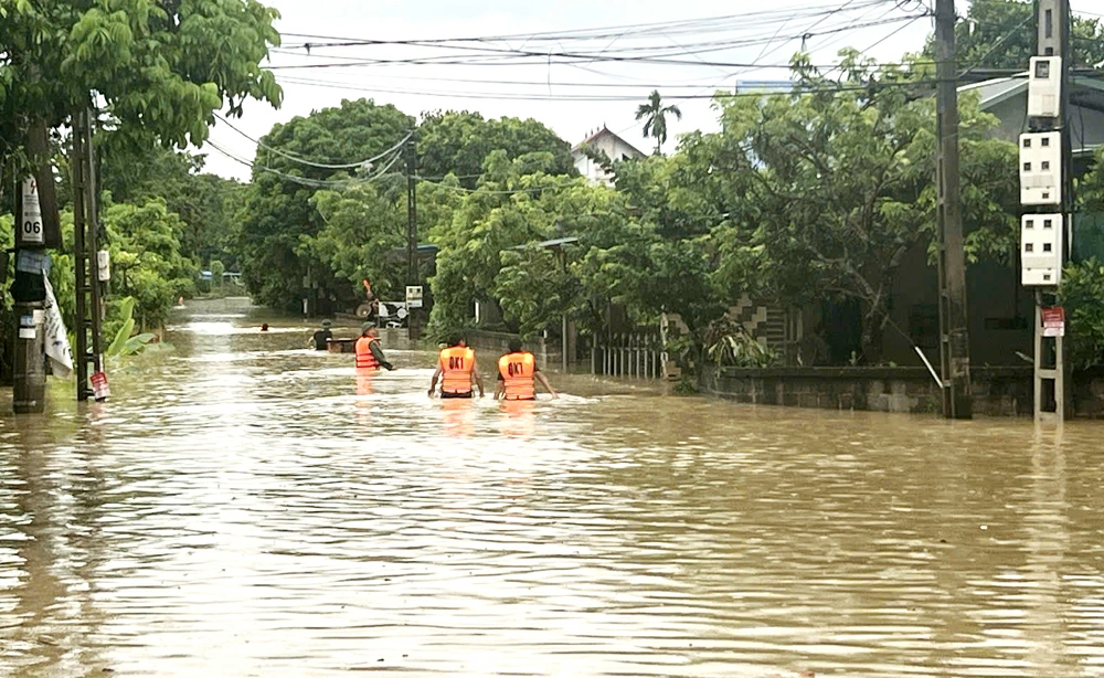 Lực lượng chức năng khẩn trương triển khai công tác cứu hộ, cứu nạn, di chuyển người dân ở những khu vực bị ngập sâu đến nơi an toàn.