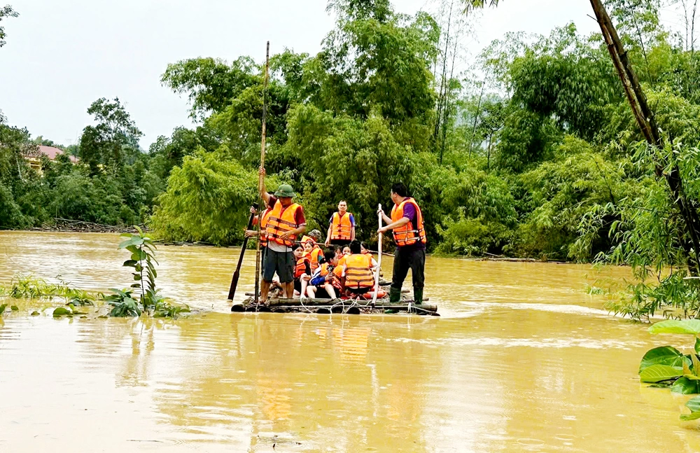 Lực lượng chức năng đưa các em học sinh Trường Phổ thông Dân tộc nội trú Na Rì (tỉnh Thái Nguyên) đến vị trí an toàn.