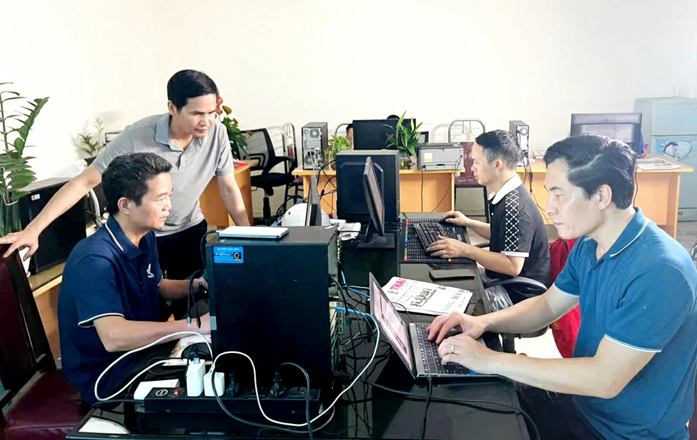 Các cán bộ, biên tập viên của