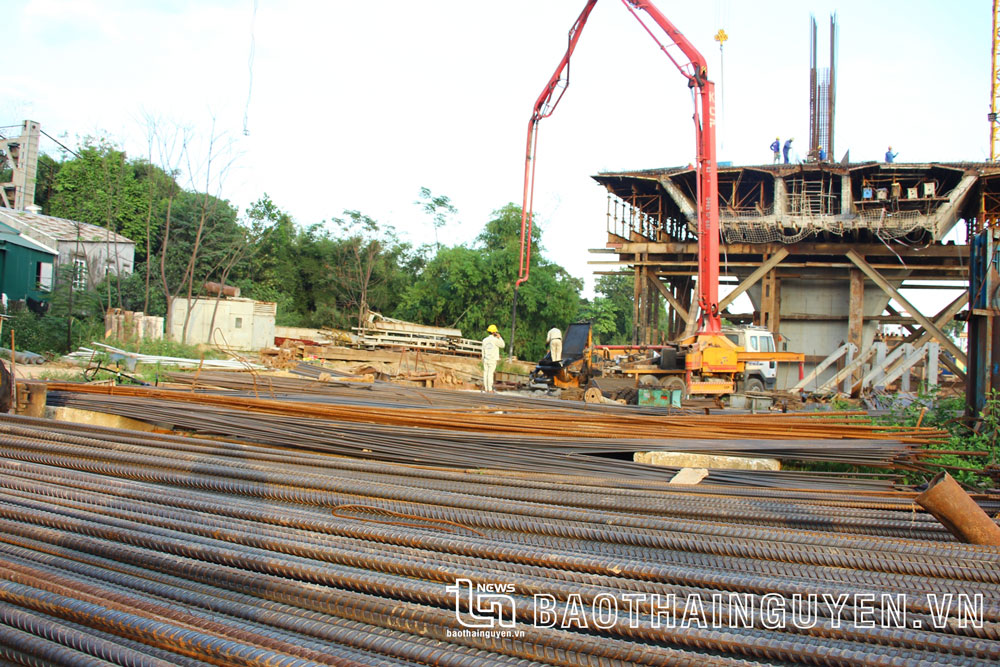 Hàng trăm tấn sắt thép, vật tư xây dựng luôn được tập kết để sẵn sàng để thi công công trình.