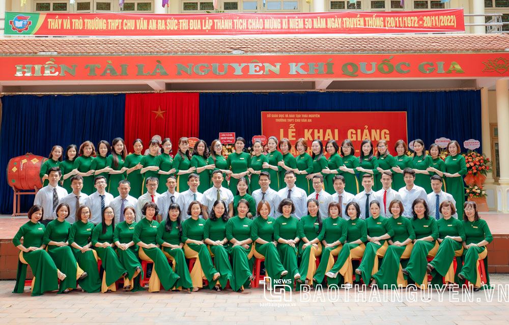 Hội đồng sư phạm Trường THPT Chu Văn An.