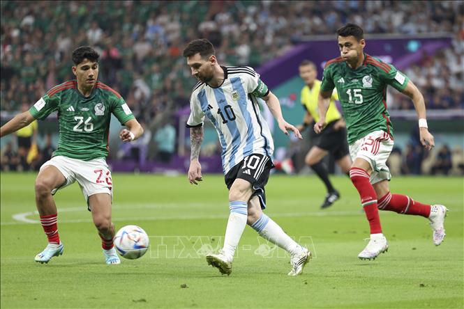Lionel Messi (giữa) đi bóng trước các cầu thủ đội tuyển Mexico. Ảnh: THX/TTXVN