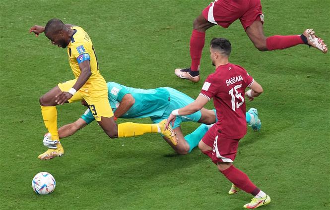 Pha phạm lỗi của thủ môn Qatar Saad Al Sheeb với tiền đạo Ecuador Enner Valencia trong trận đấu tại bảng A World Cup 2022 trên Sân vận động Al-Bayt ở Al Khor, Qatar, ngày 20/11/2022. Ảnh: THX/TTXVN