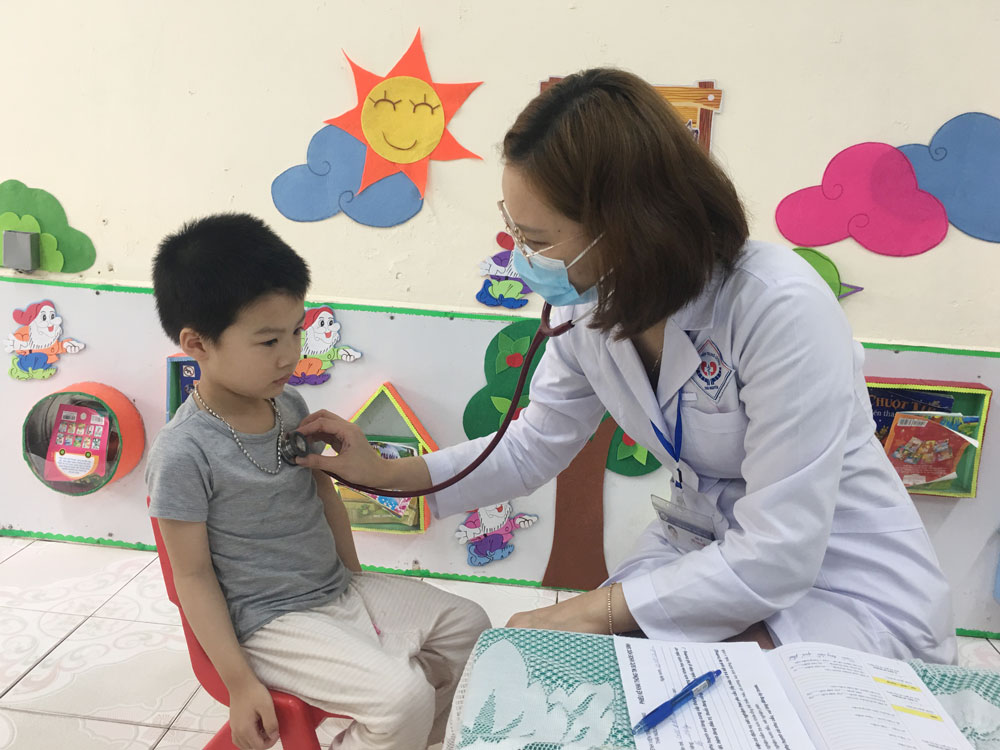 Cán bộ y tế khám bệnh cho học sinh Trường Mầm nom 19-5 (TP. Thái Nguyên).