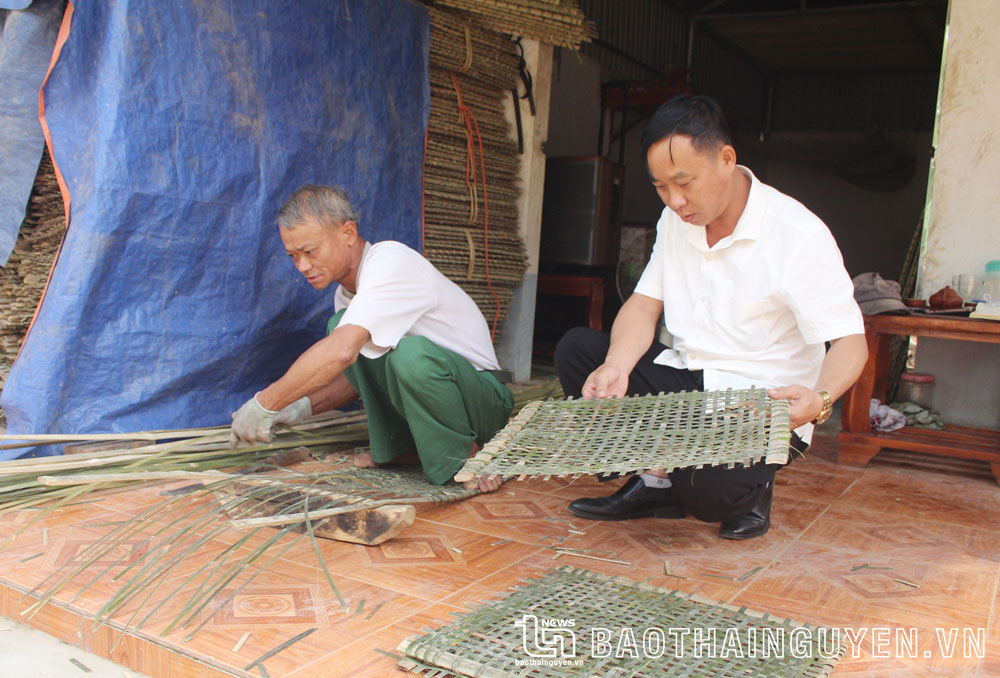 Trung bình mỗi tháng, gia đình ông Nguyễn Văn Luyện cung cấp cho thị trường trên 5.000 tấm phên nứa.