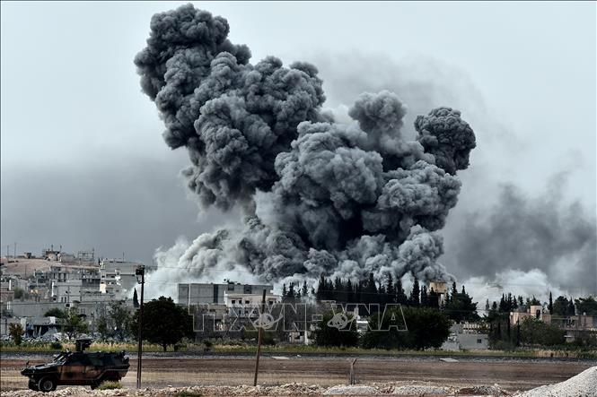 Khói bốc lên sau một cuộc không kích xuống thị trấn Ain al-Arab của Syria, giáp giới với tỉnh Sanliurfa, Thổ Nhĩ Kỳ. Ảnh tư liệu: AFP/TTXVN