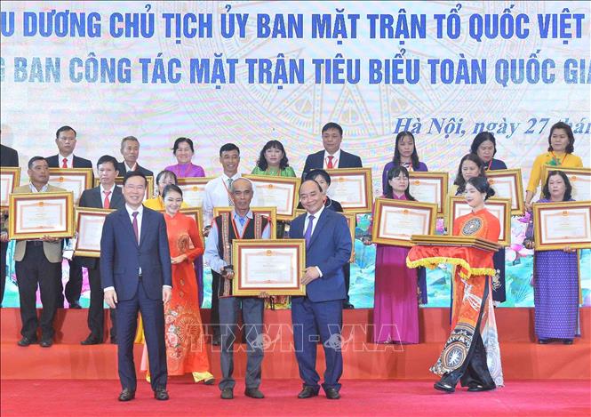 Chủ tịch nước Nguyễn Xuân Phúc và Thường trực Ban Bí thư Võ Văn Thưởng trao Bằng khen của Thủ tướng Chính phủ cho các điển hình tiêu biểu.